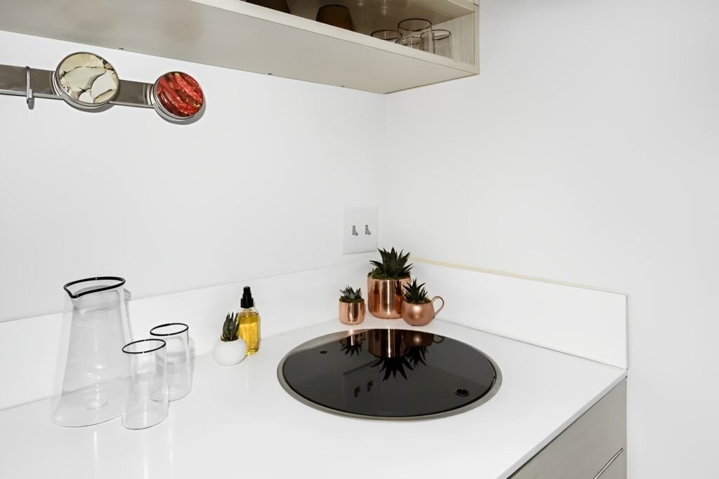 Fully Equipped 20ft Shipping Container Home — 20ft — new (image 9 of 9)