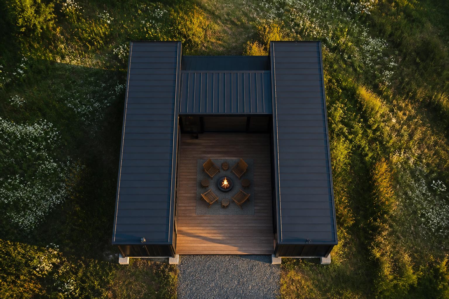 Trinity U-shape container home — 3D cutaway floor plan showing two 40ft bedroom/bathroom wings and a 20ft central lounge