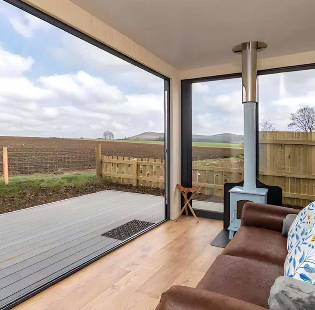 Modern Single-Storey Container House with Spacious Deck, Fully Furnished Portable Tiny Home, Disaster-Resistant Prefab Family House —…