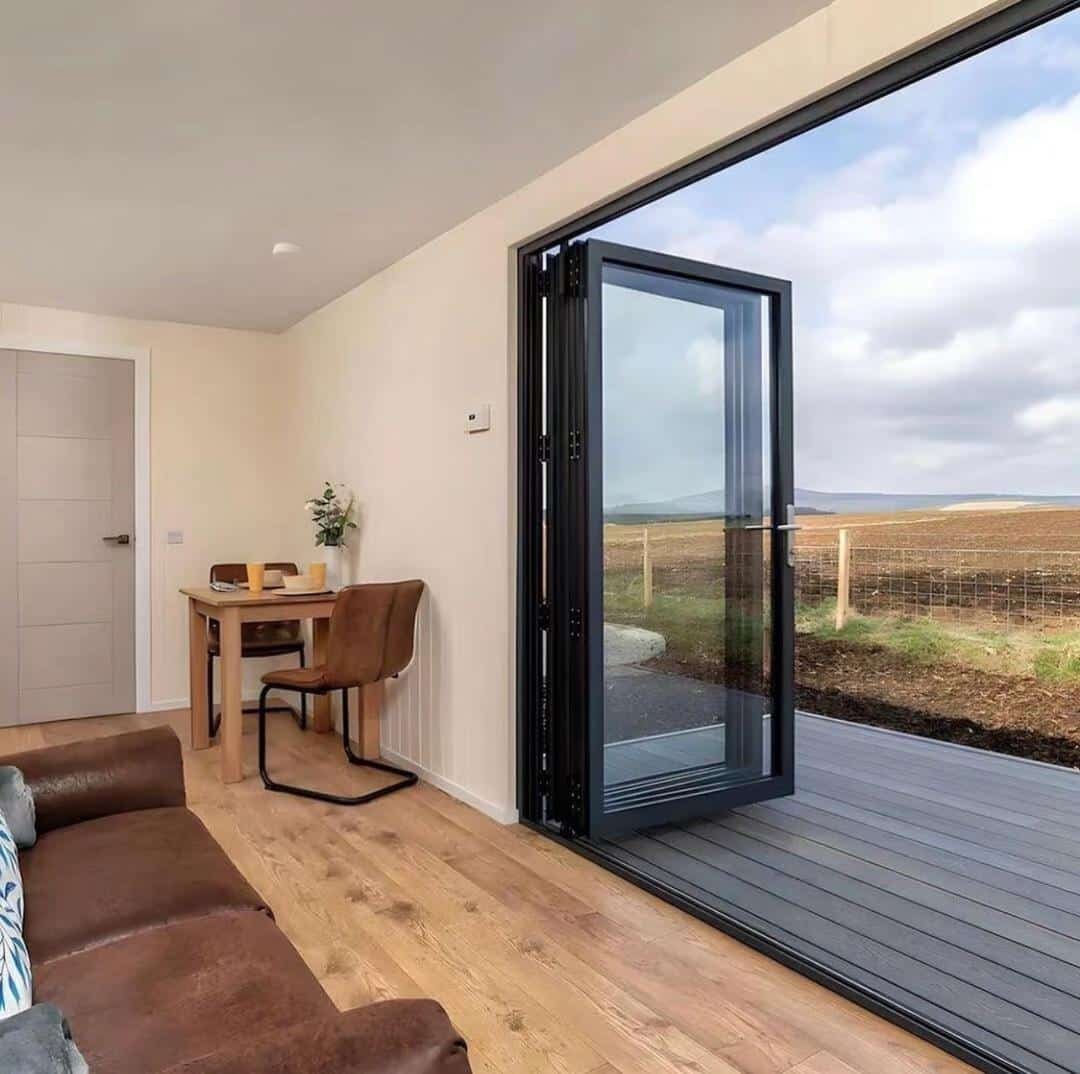 Modern Single-Storey Container House with Spacious Deck, Fully Furnished Portable Tiny Home, Disaster-Resistant Prefab Family House —…
